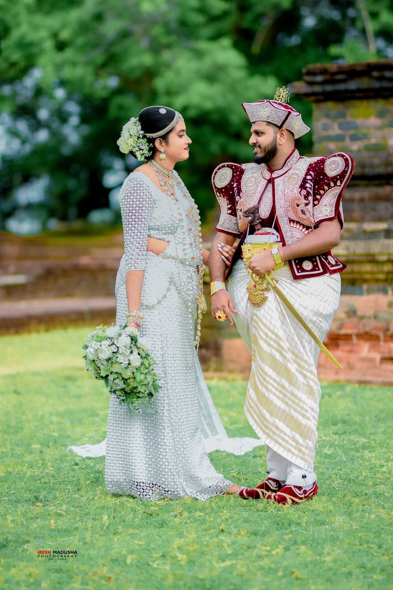 Traditional Kandyan wedding couple